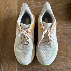 Women’s Hoka Clifton 9 size 8